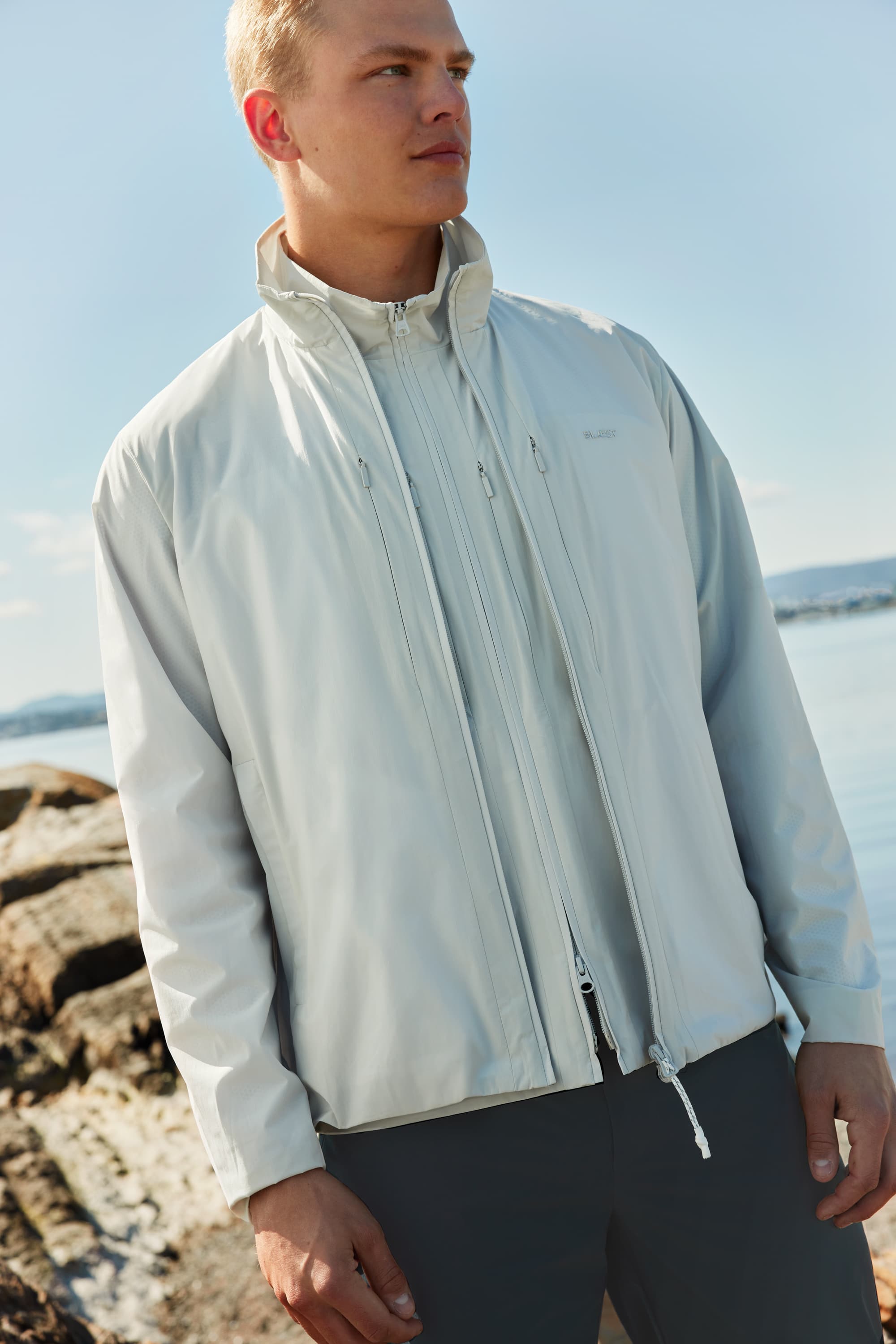 Man wearing the Folven lightweight vest and Folven lightweight jacket from BLÆST
